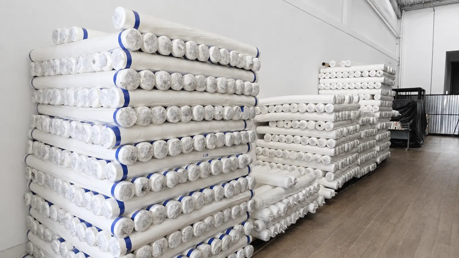 Estoque de rolos de tecido preparados para produção