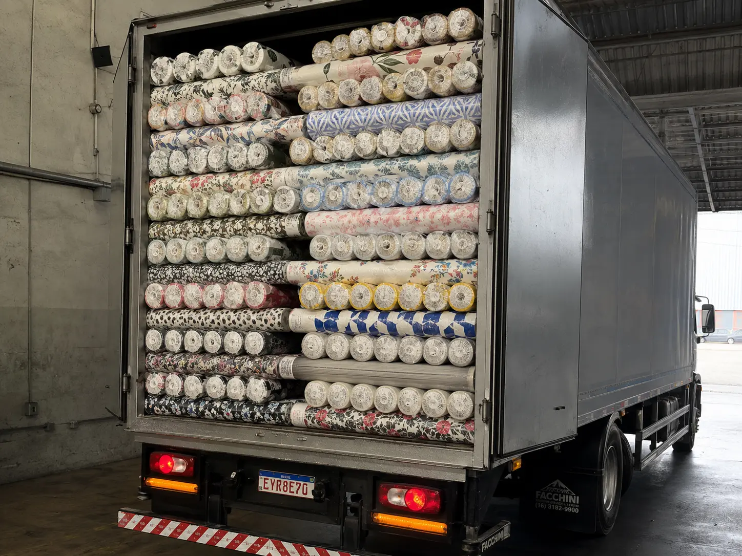Caminhão carregado com rolos de tecidos estampados